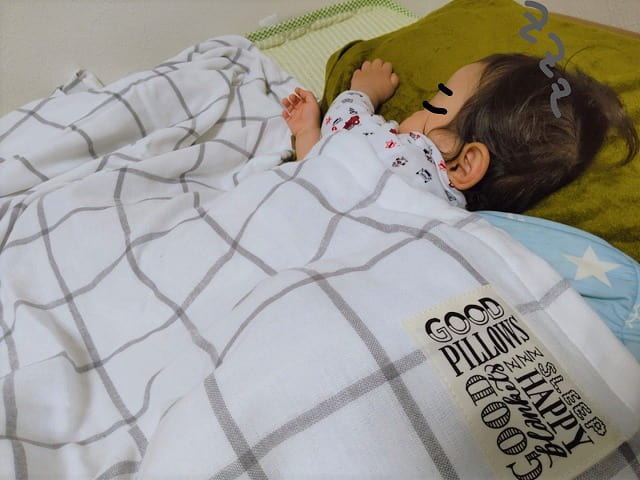 ガーゼケットで寝るこども